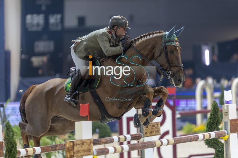 Coata Simone (ITA) riding Metoon PS_Verona_20241109_SS358519.jpg